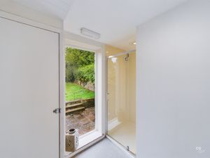 shower room - click for photo gallery